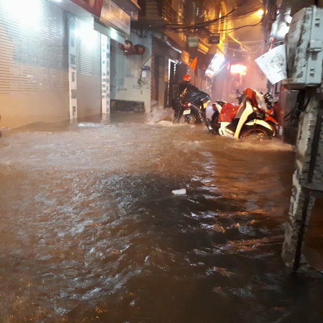 Hà Nội: Mưa lớn bất ngờ dội xuống, phố ẩm thực Tống Duy Tân ngập nặng - Ảnh 18.