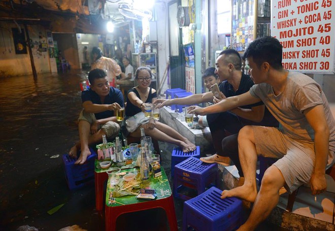 Hà Nội: Mưa lớn bất ngờ dội xuống, phố ẩm thực Tống Duy Tân ngập nặng - Ảnh 12.