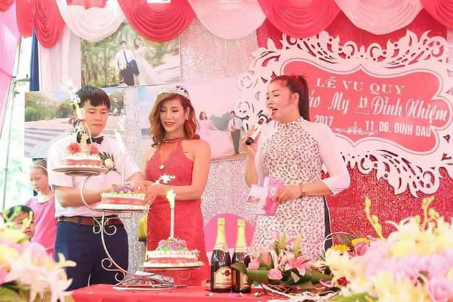 Hàng trăm người hiếu kì xem đám cưới của cô dâu chuyển giới và chú rể Thanh Hóa - Ảnh 8. Hàng trăm người hiếu kì xem đám cưới của cô dâu chuyển giới và chú rể Thanh Hóa - Ảnh 8.