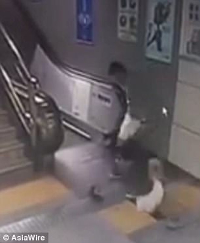 Đi trong ga t&#224;u điện ngầm, người phụ nữ rơi ngay xuống hố, &quot;biến mất&quot; trước mặt người y&#234;u - Ảnh 2.