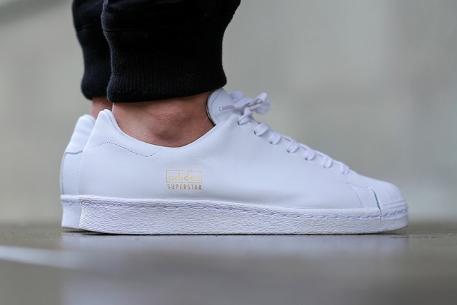 Cả Việt Nam đi Stan Smith hết rồi, đây là 3 đôi sneakers trắng để bạn đổi gió cho đỡ đụng hàng - Ảnh 6.