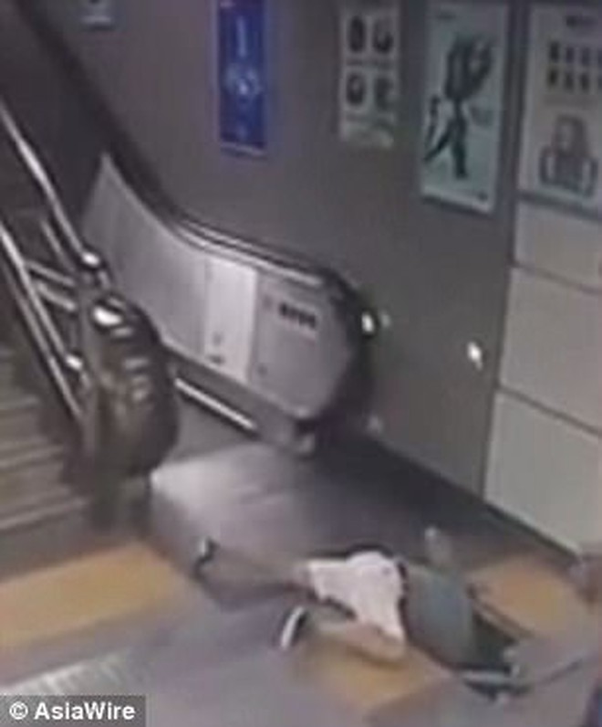 Đi trong ga t&#224;u điện ngầm, người phụ nữ rơi ngay xuống hố, &quot;biến mất&quot; trước mặt người y&#234;u - Ảnh 2.