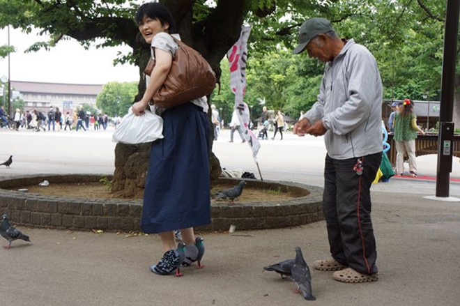 Quý cô Nhật Bản khiến mọi người hết hồn với đôi giày hình chim bồ câu như thật - Ảnh 3.