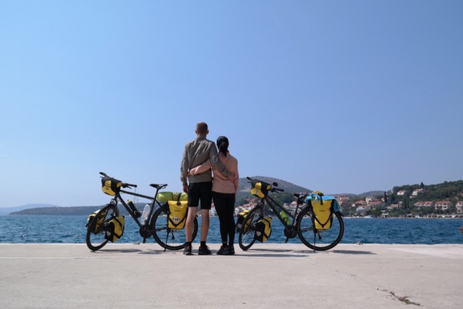Cặp vợ chồng rong ruổi 11,000km tr&#234;n xe đạp từ Hungary về Việt Nam: H&#224;nh tr&#236;nh trải nghiệm l&#242;ng tốt con người - Ảnh 7.