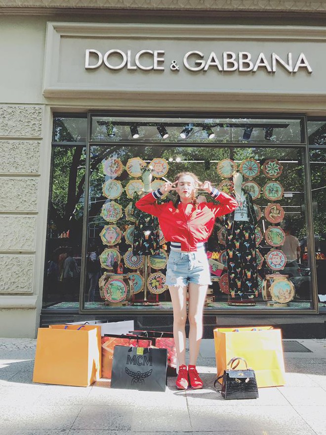 1 sắc trắng 3 phong cách: Angela Phương Trinh - Tiffany - Selena Gomez ai mặc đẹp nhất? - Ảnh 8.