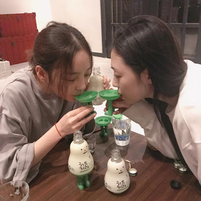 Chơi quá thân, Goo Hara bị "nhiễm" hay đang cố gắng sao chép Sulli? Chơi quá thân, Goo Hara bị "nhiễm" hay đang cố gắng sao chép Sulli?