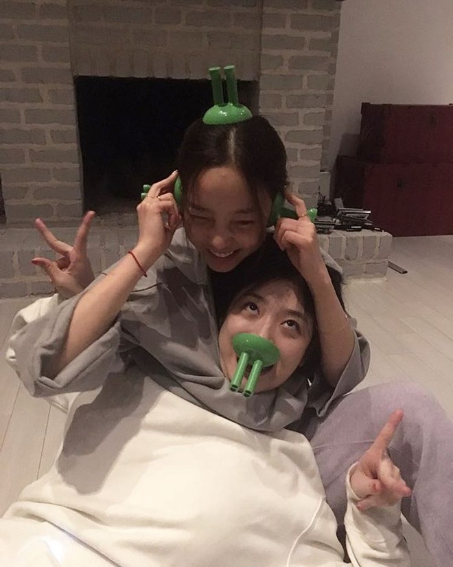 Chơi quá thân, Goo Hara bị "nhiễm" hay đang cố gắng sao chép Sulli? Chơi quá thân, Goo Hara bị "nhiễm" hay đang cố gắng sao chép Sulli?