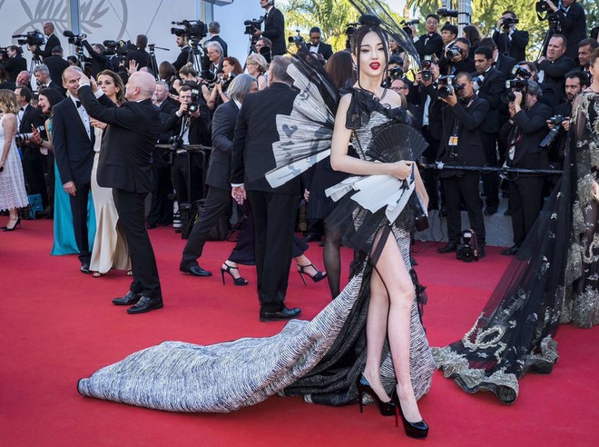 Thảm họa thời trang tại Cannes: Năm nào ngôi vô địch cũng về tay Trung Quốc! - Ảnh 2.