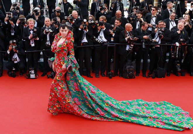 Thảm họa thời trang tại Cannes: Năm nào ngôi vô địch cũng về tay Trung Quốc! - Ảnh 3.