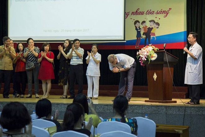 Bố của thầy giáo ngoại quốc bị ung thư máu bật khóc, cúi đầu cảm ơn người Việt giúp đỡ chữa bệnh cho con trai - Ảnh 4. Bố của thầy giáo ngoại quốc bị ung thư máu bật khóc, cúi đầu cảm ơn người Việt giúp đỡ chữa bệnh cho con trai 4