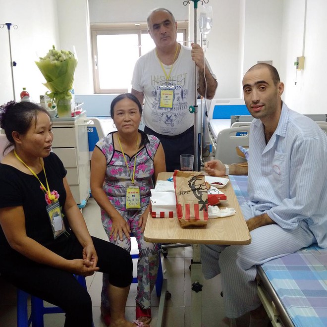 Bố của thầy giáo ngoại quốc bị ung thư máu bật khóc, cúi đầu cảm ơn người Việt giúp đỡ chữa bệnh cho con trai - Ảnh 1.