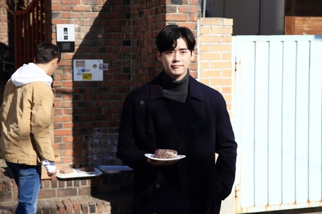Không còn nhận ra Lee Jong Suk trong tạo hình sốc nhất sự nghiệp - Ảnh 9. Không còn nhận ra Lee Jong Suk trong tạo hình sốc nhất sự nghiệp - Ảnh 9.