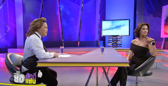 HLV Lukkade lên talkshow Thái Lan nói về scandal đi trễ và Hữu Vi ngồi trên bàn tại họp báo The Face Việt - Ảnh 2.