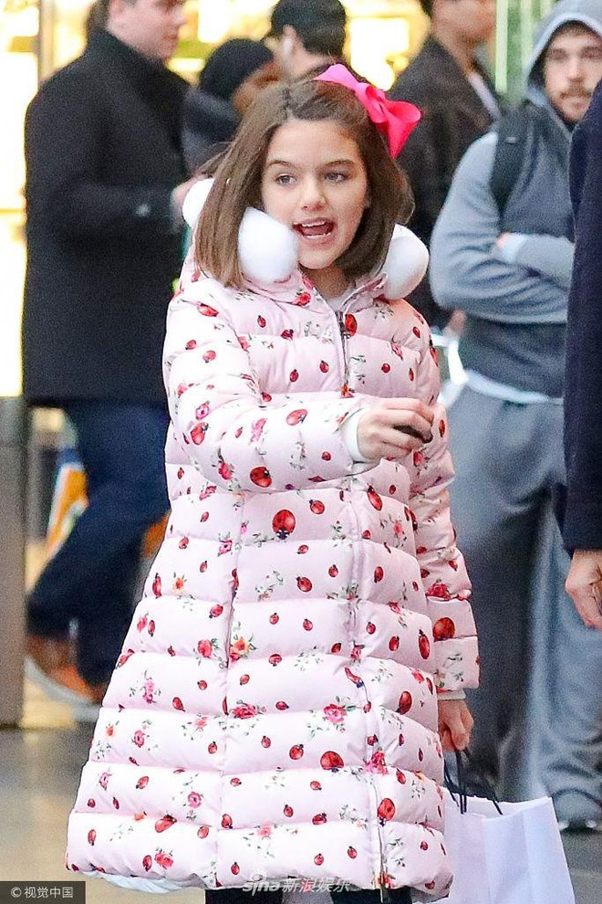 Lâu rồi mới xuất hiện, cô bé Suri Cruise đã trổ giò và cao đến vai mẹ - Ảnh 2.