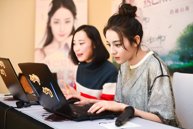 Xuất hiện siêu giản dị, Địch Lệ Nhiệt Ba vẫn gây chú ý khi khoe nhan sắc 360 độ không góc chết - Ảnh 2. Xuất hiện siêu giản dị, Địch Lệ Nhiệt Ba vẫn gây chú ý khi khoe nhan sắc 360 độ không góc chết - Ảnh 2.