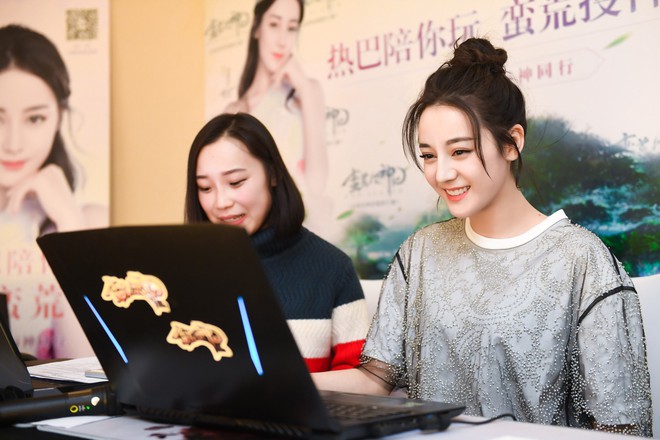 Xuất hiện siêu giản dị, Địch Lệ Nhiệt Ba vẫn gây chú ý khi khoe nhan sắc 360 độ không góc chết - Ảnh 6. Xuất hiện siêu giản dị, Địch Lệ Nhiệt Ba vẫn gây chú ý khi khoe nhan sắc 360 độ không góc chết - Ảnh 6.