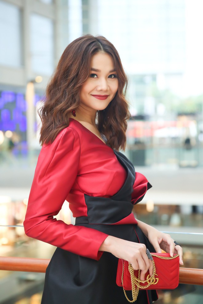 Thanh Hằng - Linh Nga diện đồ ton sur ton, xuất hiện kiêu kì tại sự kiện ở Singapore - Ảnh 3. Thanh Hằng - Linh Nga diện đồ ton sur ton, xuất hiện kiêu kì tại sự kiện ở Singapore - Ảnh 3.