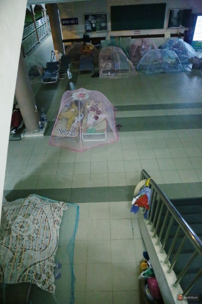 Đêm ở Bệnh viện Nhi Đồng mùa dịch: Khắp lối đi trở thành chỗ ngủ, nhiều gia đình chấp nhận nằm gần nhà vệ sinh bốc mùi - Ảnh 12.