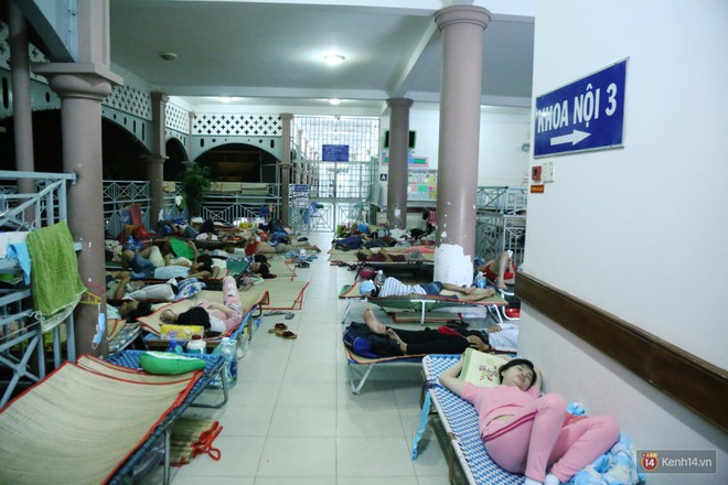 Đêm ở Bệnh viện Nhi Đồng mùa dịch: Khắp lối đi trở thành chỗ ngủ, nhiều gia đình chấp nhận nằm gần nhà vệ sinh bốc mùi - Ảnh 14.