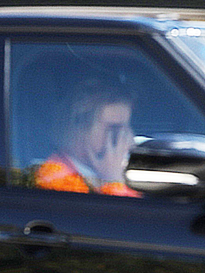 Justin Bieber bật khóc cạnh Hailey Baldwin vì tin Selena Gomez nhập viện điều trị tâm thần? - Ảnh 2. Justin Bieber bật khóc cạnh Hailey Baldwin vì tin Selena Gomez nhập viện điều trị tâm thần? - Ảnh 2.