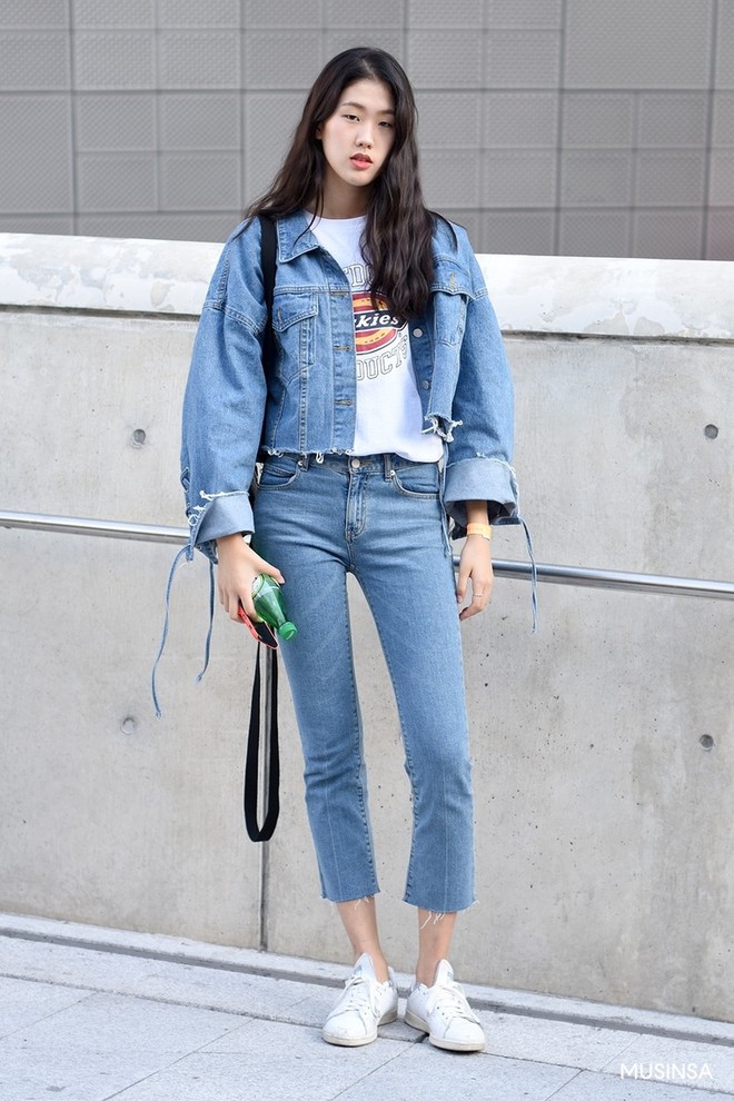 Nếu thích mặc đồ đơn giản nhưng phải thật cool, bạn nhất định nên ngắm street style của giới trẻ Hàn tuần qua - Ảnh 3.