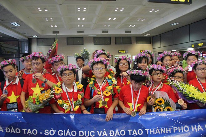 Kỷ lục: Việt Nam giành 8 Huy chương Vàng trong kỳ thi Olympic Toán và Khoa học Quốc tế 2018 - Ảnh 1.