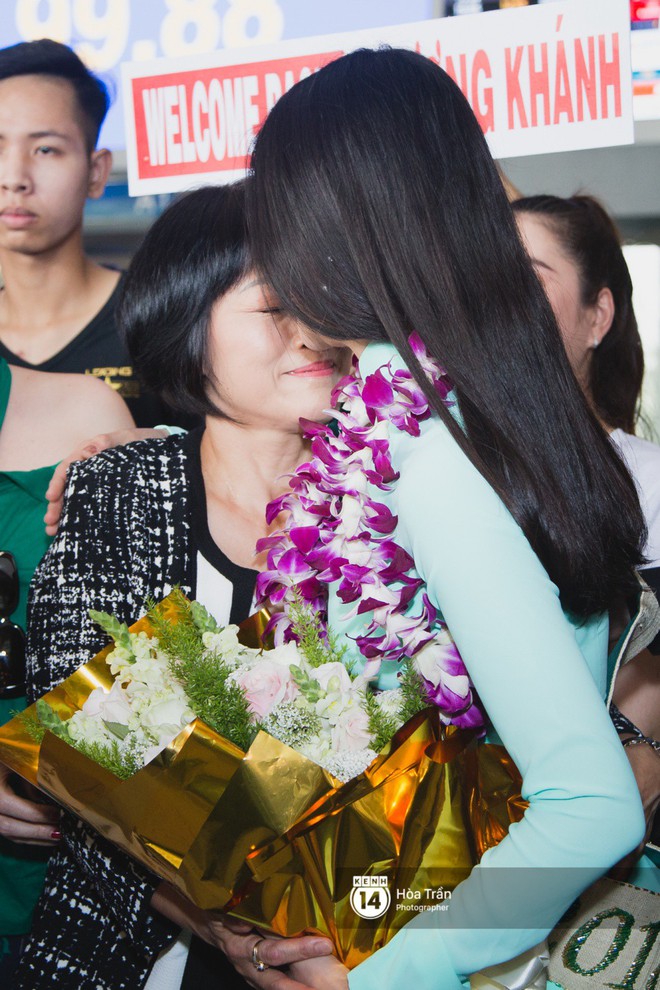 Tân Hoa hậu Trái đất 2018 Phương Khánh vỡ oà trong vòng vây người hâm mộ, nghẹn ngào ôm chặt mẹ tại sân bay Việt Nam - Ảnh 9.