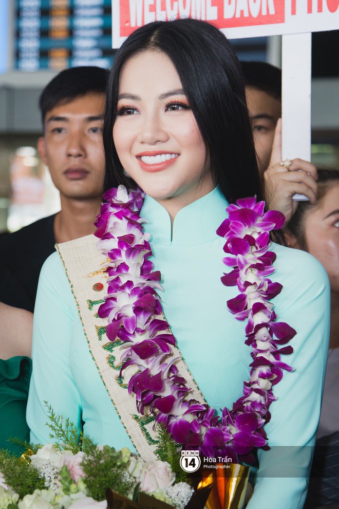 Tân Hoa hậu Trái đất 2018 Phương Khánh vỡ oà trong vòng vây người hâm mộ, nghẹn ngào ôm chặt mẹ tại sân bay Việt Nam - Ảnh 6.