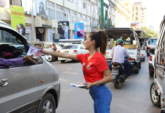 Hot girl Myanmar phát tờ rơi, kêu gọi tiếp lửa cho ĐTQG tại AFF Cup 2018 - Ảnh 5.