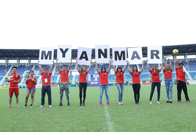 Hot girl Myanmar phát tờ rơi, kêu gọi tiếp lửa cho ĐTQG tại AFF Cup 2018 - Ảnh 1.
