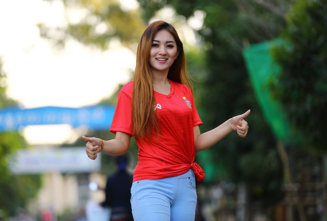 Hot girl Myanmar phát tờ rơi, kêu gọi tiếp lửa cho ĐTQG tại AFF Cup 2018 - Ảnh 10.