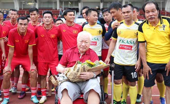 Người hâm mộ được quay về thanh xuân khi thế hệ đội tuyển Việt Nam 2008 hội ngộ, tặng bánh cho HLV Calisto - Ảnh 2.