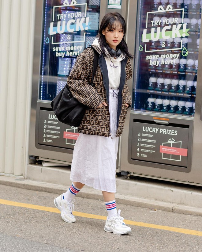 Tuyển tập bí kíp mặc đẹp ngày se lạnh dành cho bạn nằm cả ở street style tuần qua của giới trẻ Hàn - Ảnh 7.