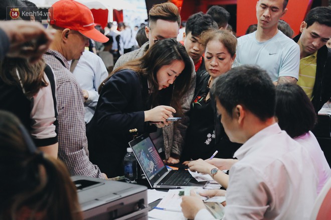 Hơn 2000 đơn hàng đăng kí mua ô tô xe máy VinFast sau 2 ngày: càng về cuối càng đông, quá giờ đóng cửa khách vẫn ùn ùn kéo đến - Ảnh 9.