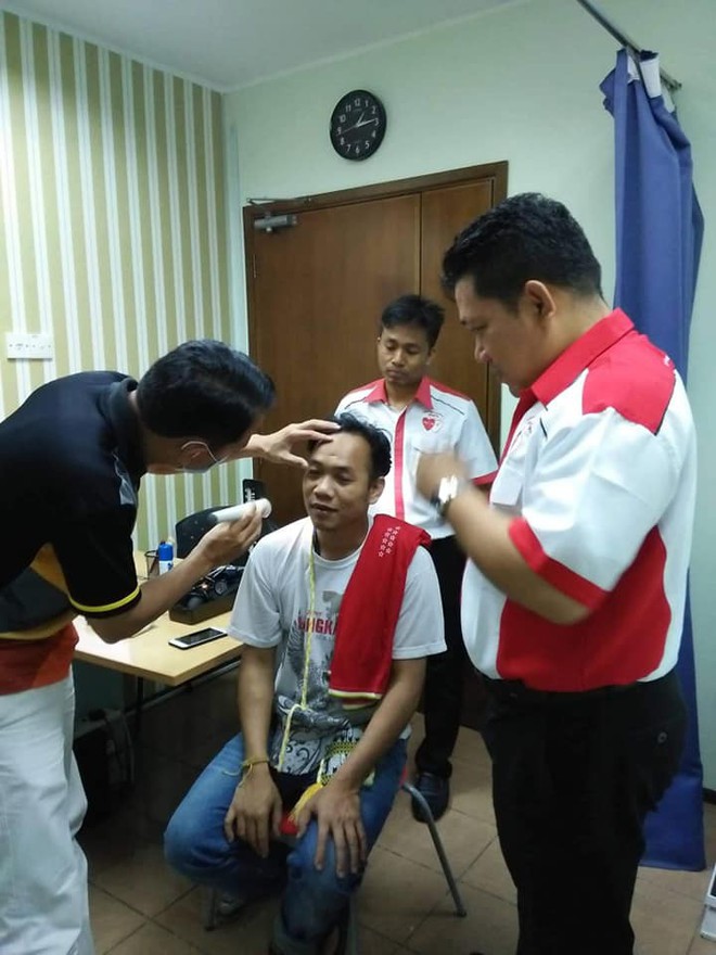 Không được hưởng niềm vui chiến thắng, CĐV Myanmar còn bị fan Malaysia đánh chảy máu đầu - Ảnh 6.
