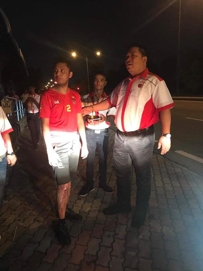 Không được hưởng niềm vui chiến thắng, CĐV Myanmar còn bị fan Malaysia đánh chảy máu đầu - Ảnh 3.