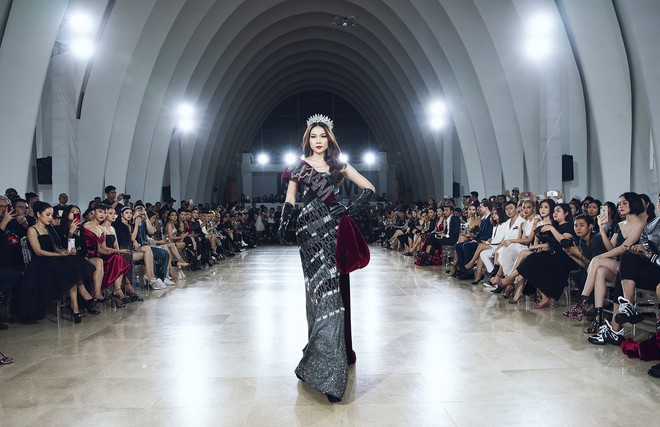 Sau 16 năm, Thanh Hằng lại một lần nữa đăng quang Hoa hậu và catwalk cùng Kỳ Duyên, Hoàng Thùy - Ảnh 2.