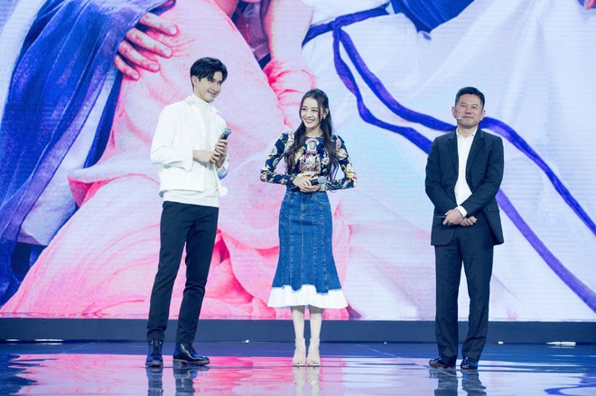 Hậu nghi vấn mua giải Thị Hậu, Địch Lệ Nhiệt Ba khoe góc nghiêng thần thánh cùng sắc vóc đỉnh cao tại sự kiện - Ảnh 6. Hậu nghi vấn mua giải Thị Hậu, Địch Lệ Nhiệt Ba khoe góc nghiêng thần thánh cùng sắc vóc đỉnh cao tại sự kiện - Ảnh 6.