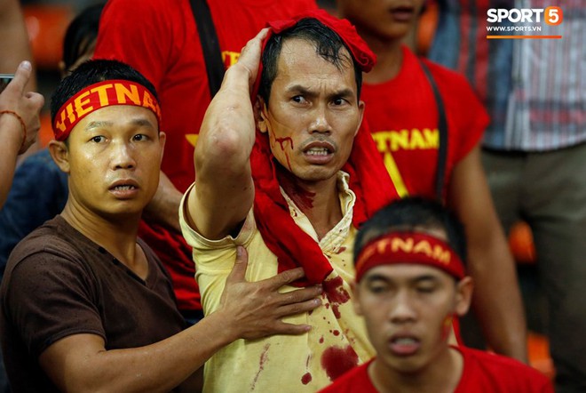 Đại sứ quán Việt Nam yêu cầu Malaysia đảm bảo an toàn cho CĐV Việt Nam sang cổ vũ chung kết AFF Cup 2018 - Ảnh 1.