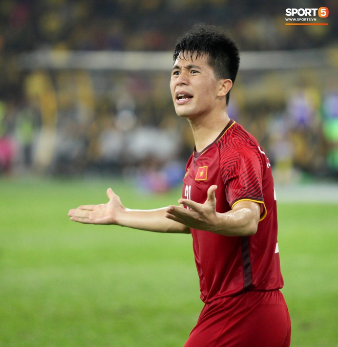 Bố mẹ Đình Trọng xót xa khi con trai bị phạm lỗi liên tiếp trong trận chung kết AFF Cup 2018 - Ảnh 2.