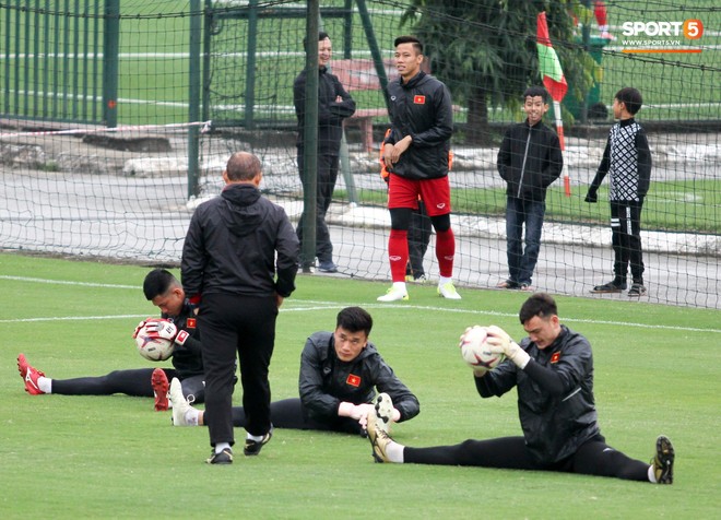 Không được bắt chính tại AFF Cup, thủ môn Tiến Dũng nhận cử chỉ tình cảm từ thầy Park - Ảnh 1.