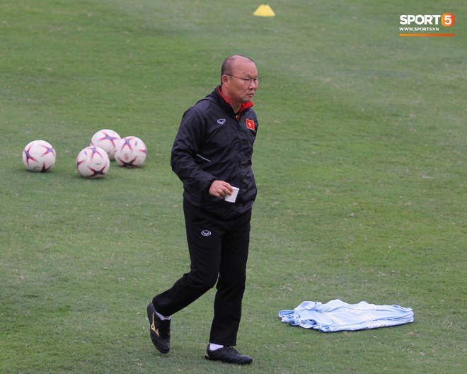 Không được bắt chính tại AFF Cup, thủ môn Tiến Dũng nhận cử chỉ tình cảm từ thầy Park - Ảnh 5.