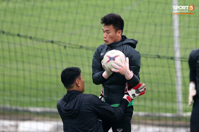 Không được bắt chính tại AFF Cup, thủ môn Tiến Dũng nhận cử chỉ tình cảm từ thầy Park - Ảnh 8.