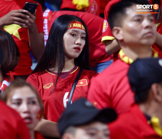 Báo Hàn Quốc ấn tượng về sự cuồng nhiệt của những fan nữ Việt Nam xinh đẹp - Ảnh 4.