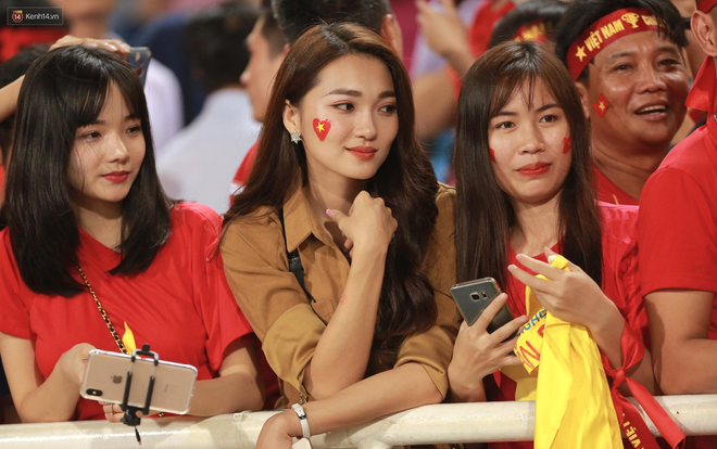Báo Hàn Quốc ấn tượng về sự cuồng nhiệt của những fan nữ Việt Nam xinh đẹp - Ảnh 2.