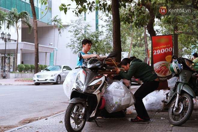 Lớp học đáng yêu trên vỉa hè: Một bác bảo vệ vừa giữ xe vừa dạy chữ cho cậu nhóc bán hàng rong ở Sài Gòn - Ảnh 10.
