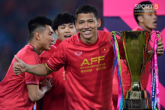 Khoảnh khắc vàng của ngày hôm nay - ĐT Việt Nam nâng cao cúp AFF Cup 2018 - Ảnh 3.