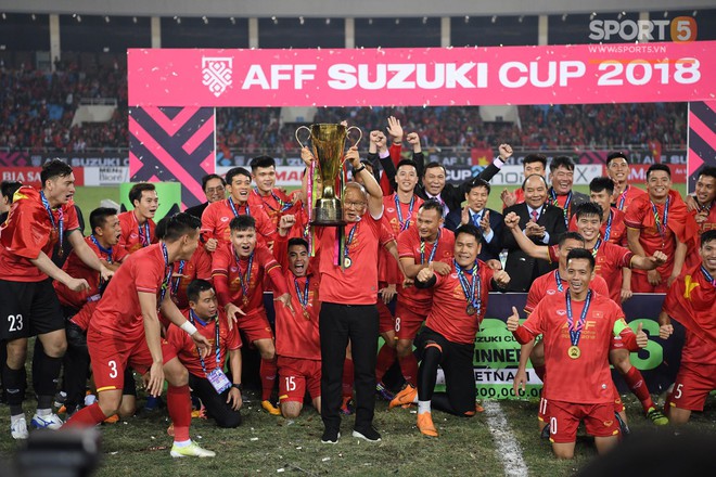 Khoảnh khắc vàng của ngày hôm nay - ĐT Việt Nam nâng cao cúp AFF Cup 2018 - Ảnh 7.