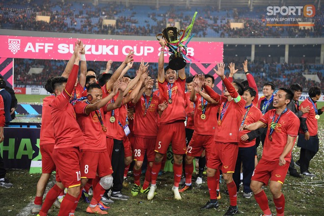 Khoảnh khắc vàng của ngày hôm nay - ĐT Việt Nam nâng cao cúp AFF Cup 2018 - Ảnh 9.