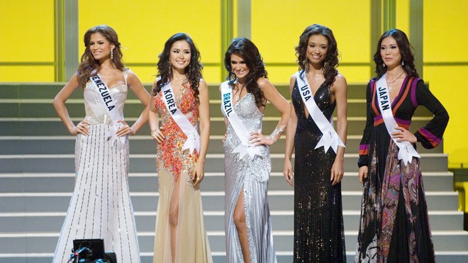 Không chỉ HHen Niê, nhiều thí sinh Miss Universe cũng gặp khó về ngôn ngữ: Người vẫn đăng quang, kẻ tiếc nuối vụt mất vương miện - Ảnh 1.